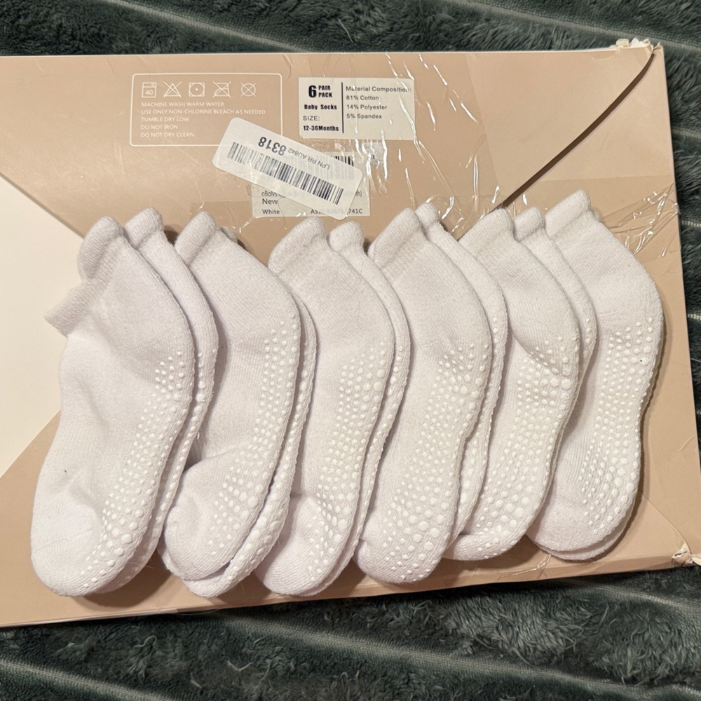 Cozy White oBolvs Non-Slip Kids Socks Set